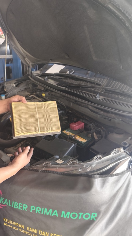 Pengecekan filter udara mesin