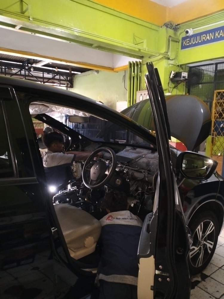 Montir memeriksa kelistrikan dan AC mobil