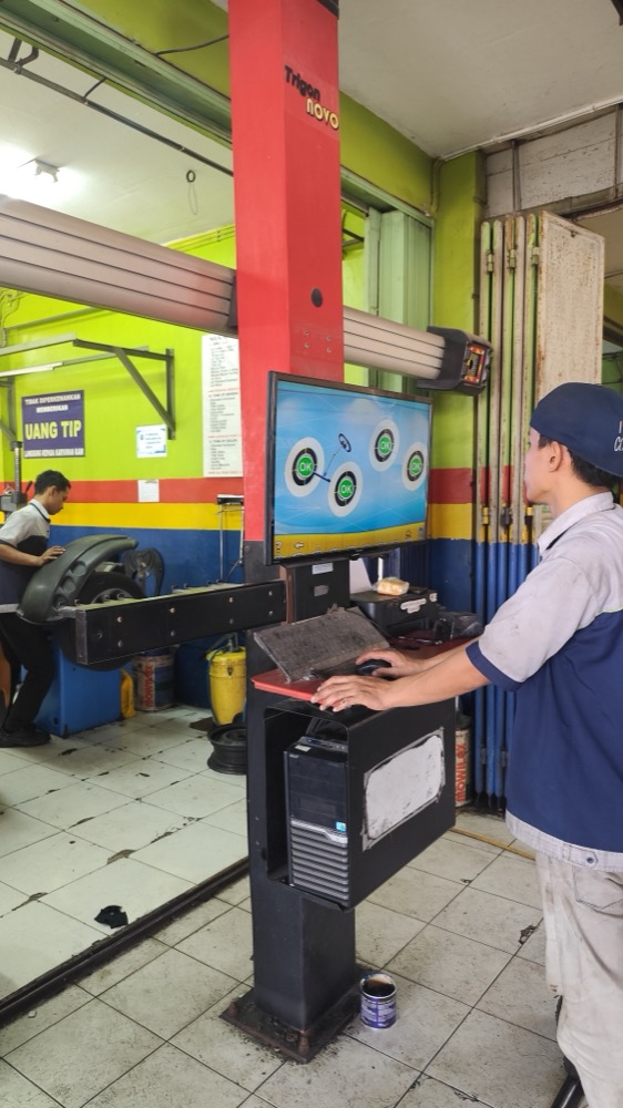 Proses spooring balancing dengan mesin digital