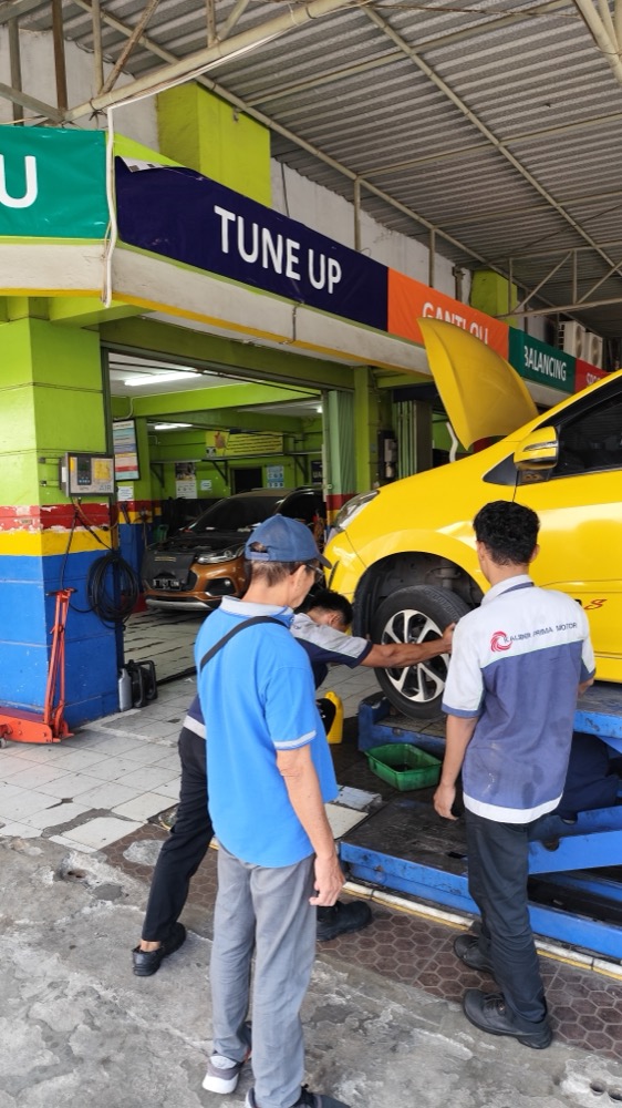 Montir melakukan tune up dan ganti ban